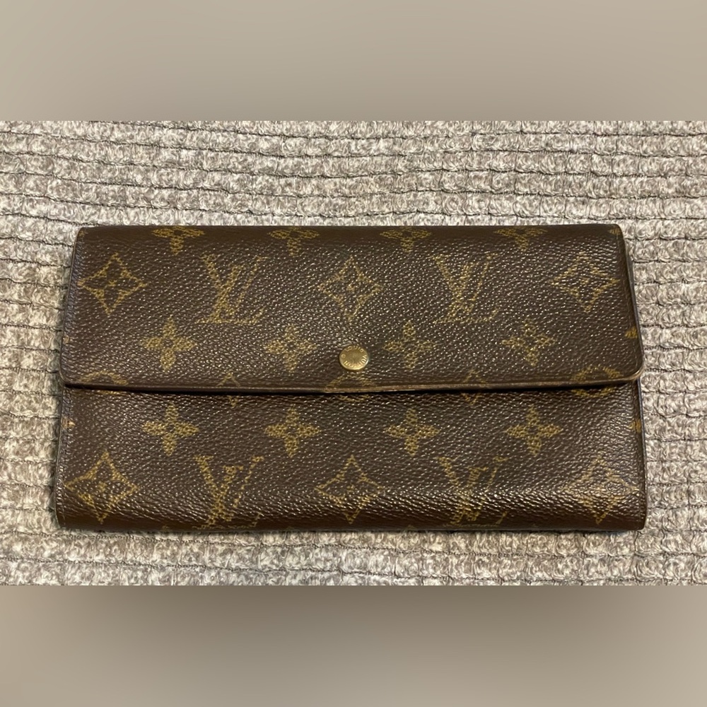 LV Monogram Long wallet. Put a chain to make crossbody. Clean side